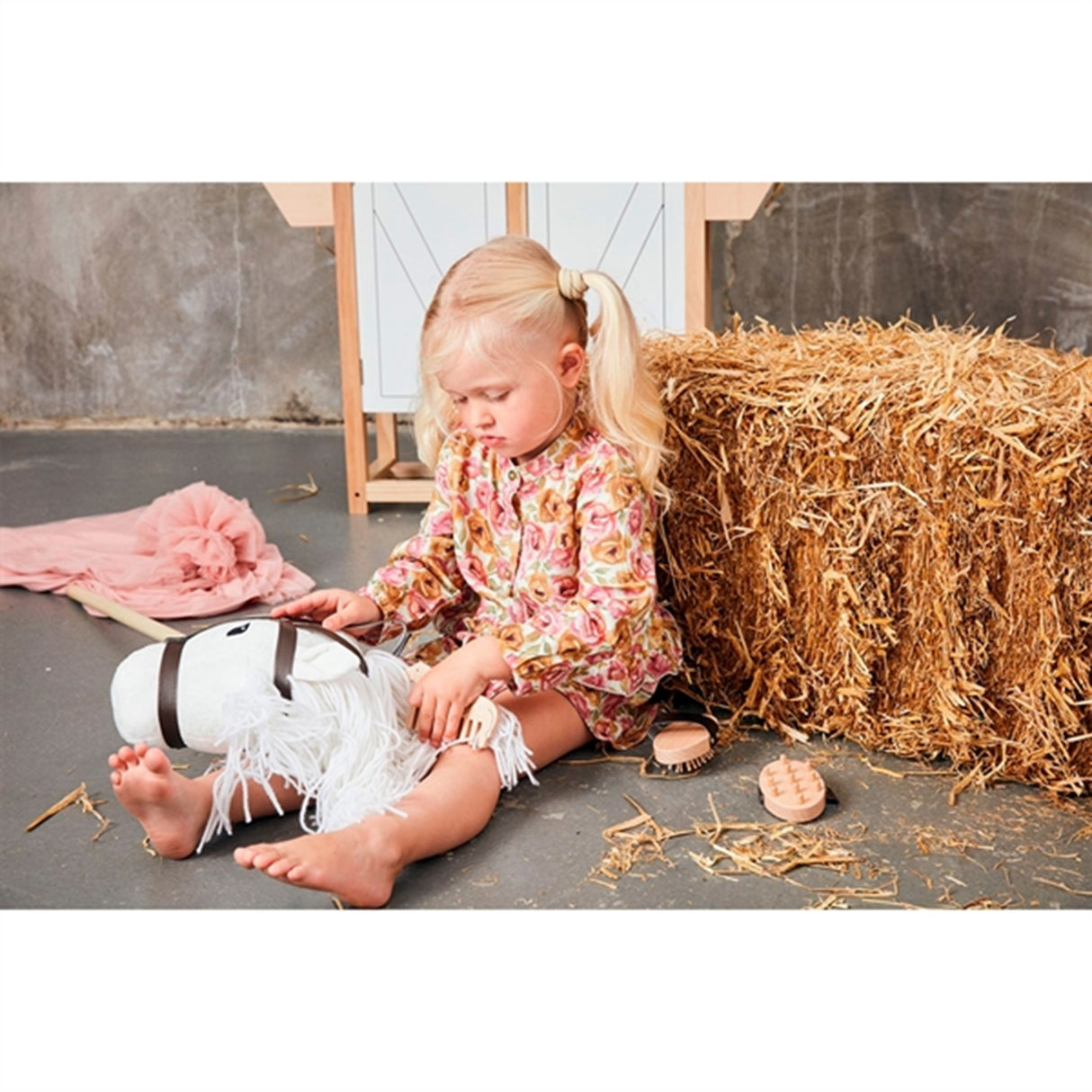 by Astrup Gal Heste Hvit