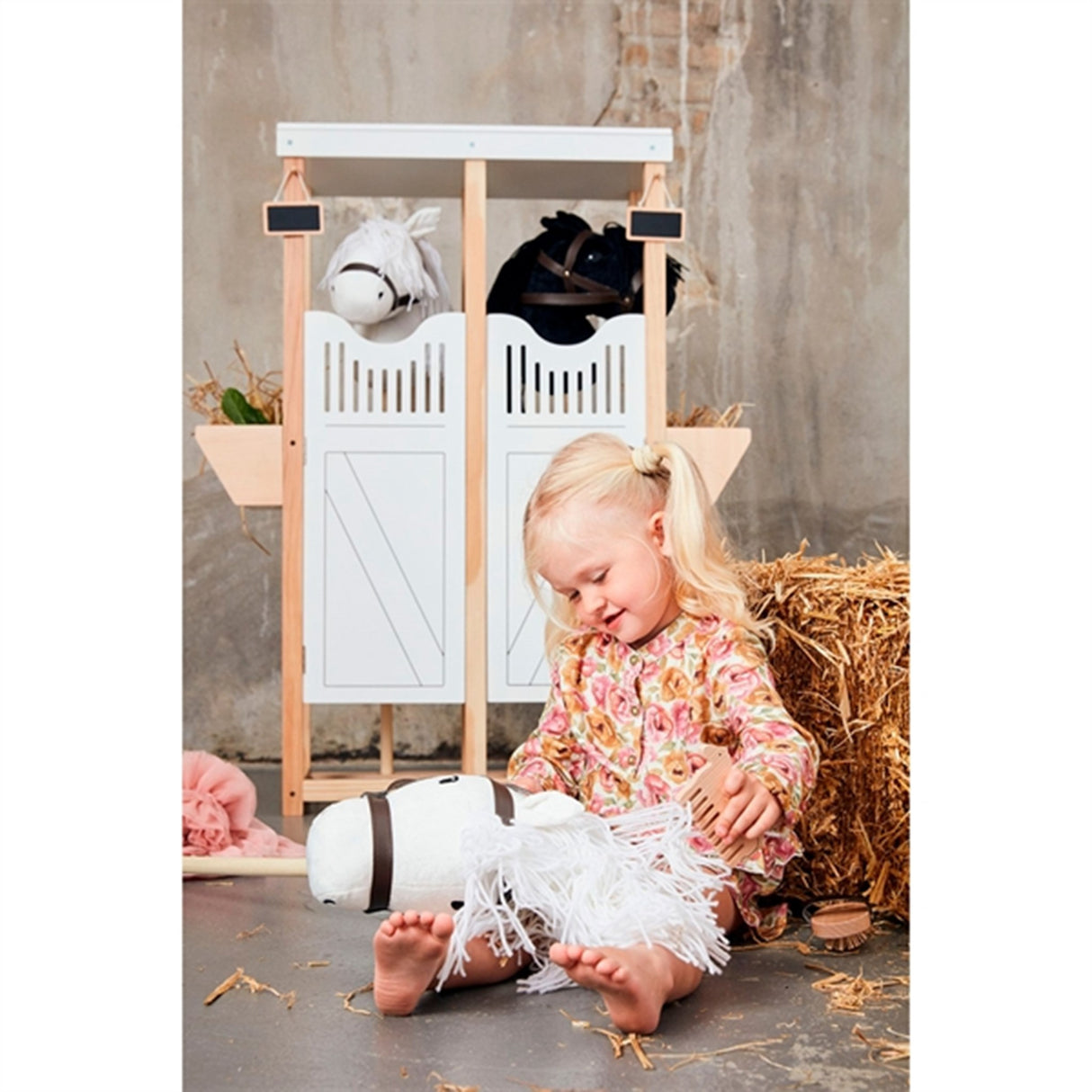 by Astrup Gal Heste Hvit