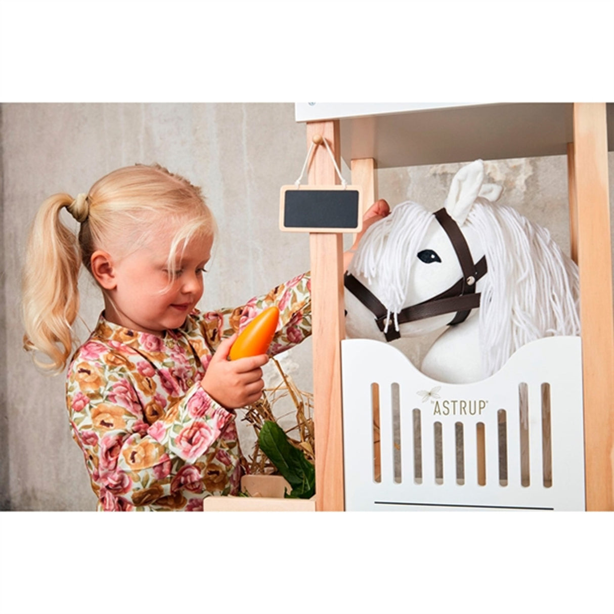 by Astrup Gal Heste Hvit