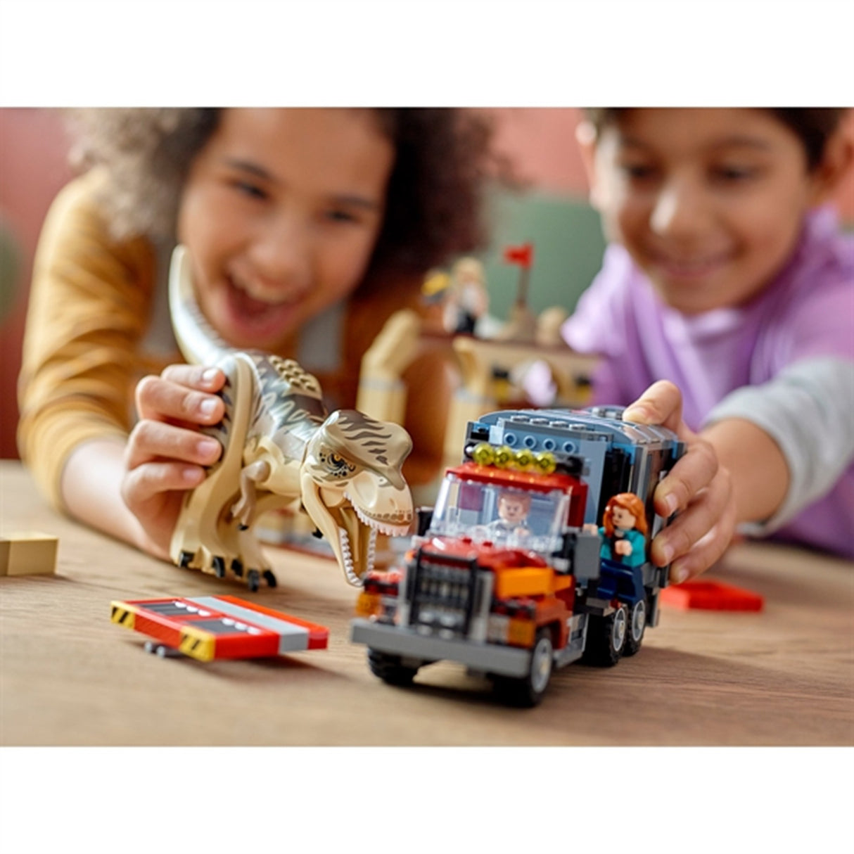 LEGO® Jurassic World™ T. rex og Atrociraptor på Rømmen 3