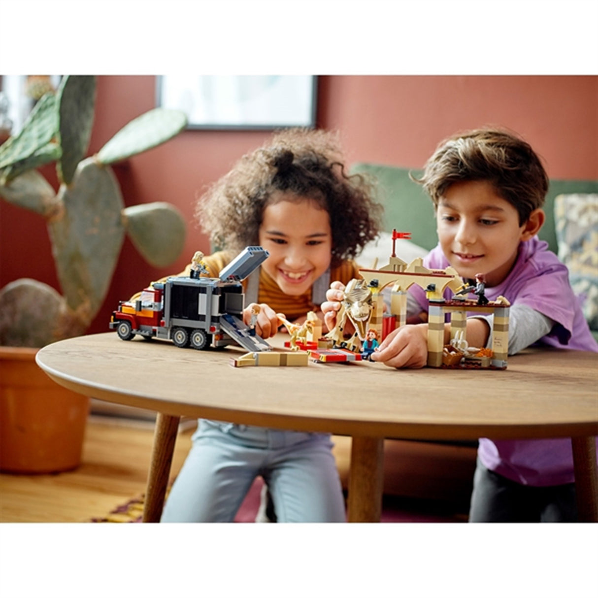 LEGO® Jurassic World™ T. rex og Atrociraptor på Rømmen 2