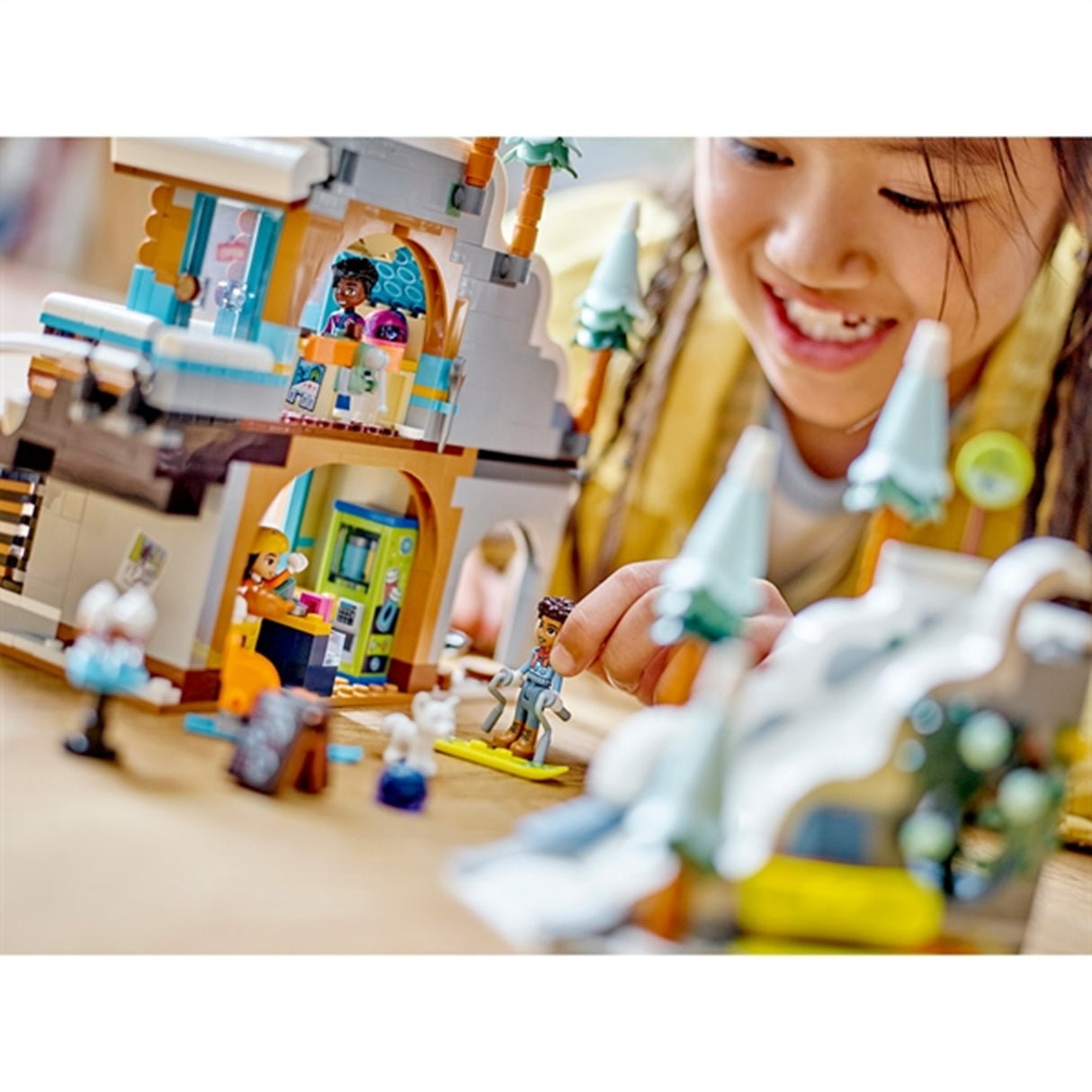 LEGO® Friends Skibakke og Kafé