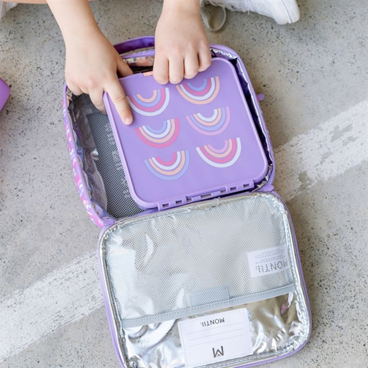 MontiiCo Montii Kjølebag Str. M - Rainbow Roller