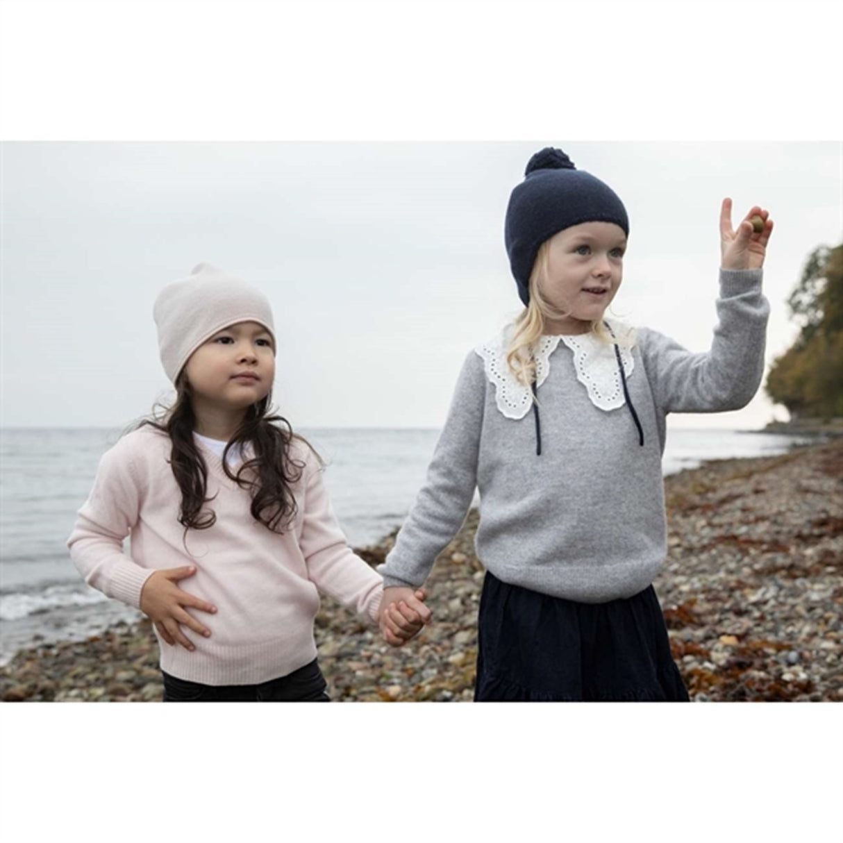 HOLMM Navy Pom Pom Cashmere Strikk Lue