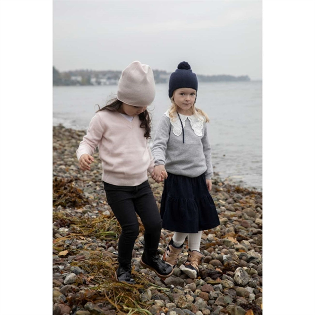 HOLMM Navy Pom Pom Cashmere Strikk Lue