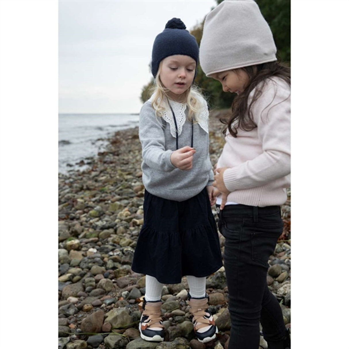 HOLMM Navy Pom Pom Cashmere Strikk Lue