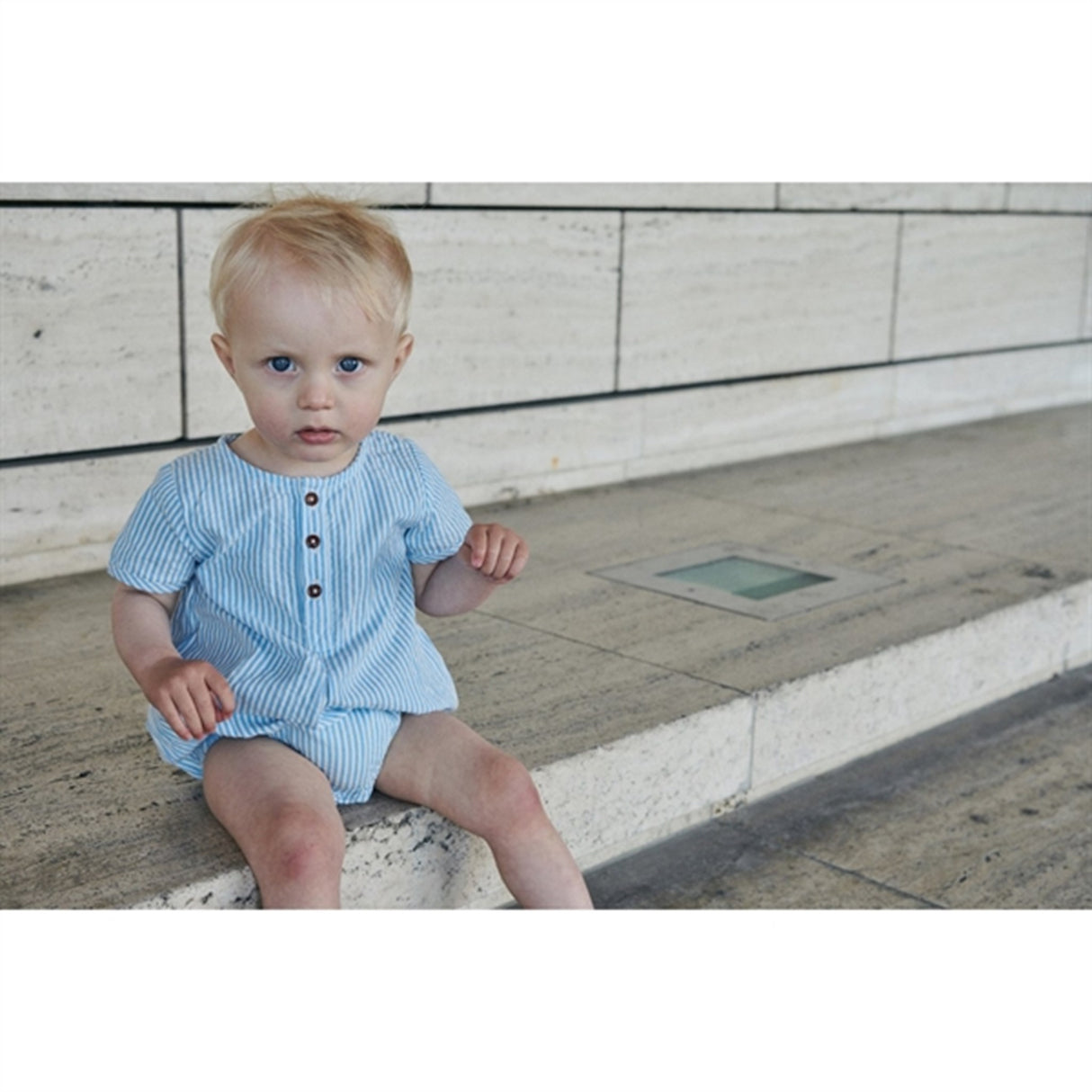 Copenhagen Colors Sky Blue W Cream Stripe Seersucker Romper m. ermer