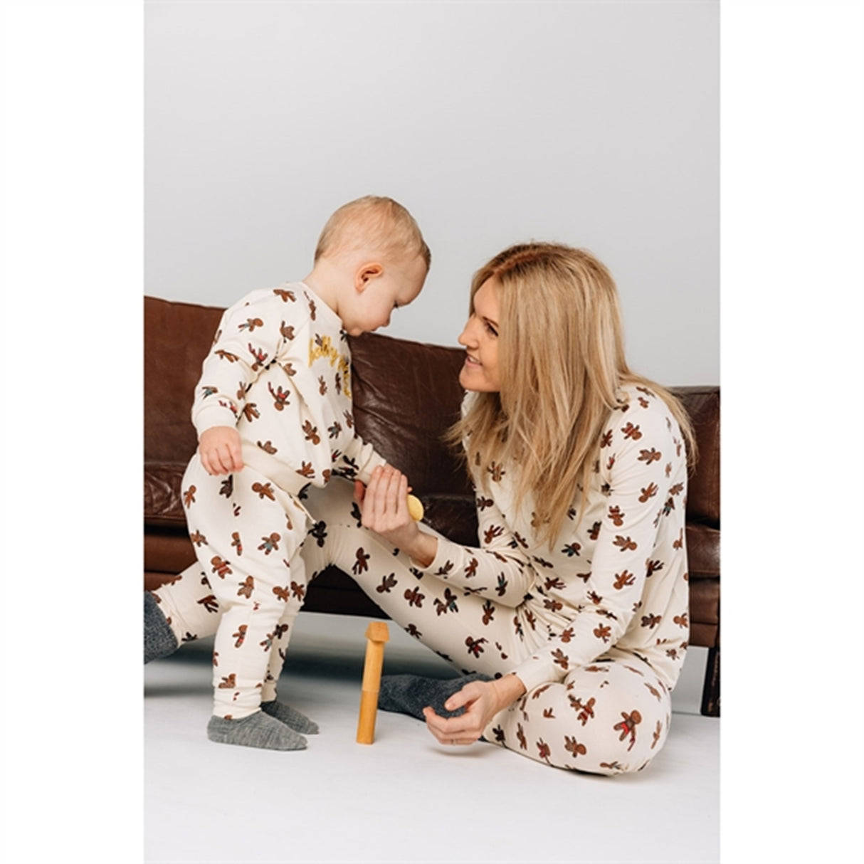 THE NEW Siblings White Swan Ginger Aop Holiday Ginga Collegegenser