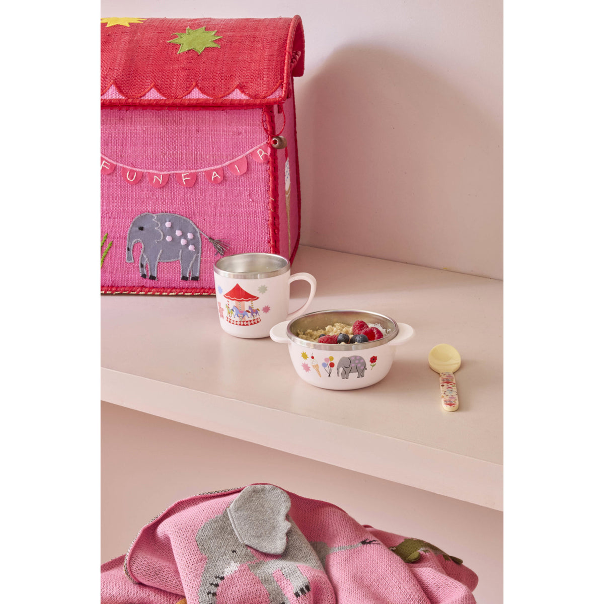 Rice Rustfrit Stål Baby Kopp Med Handle And Fixed Trekk - Pink Fun Fair Print - 260 Ml