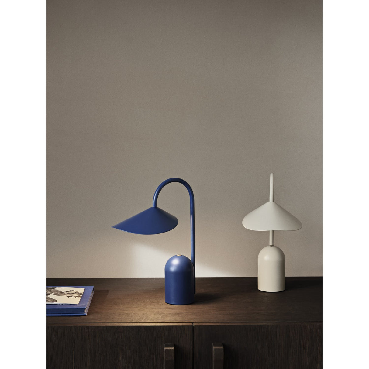 Ferm Living Bright Blue Arum Portable Lampe