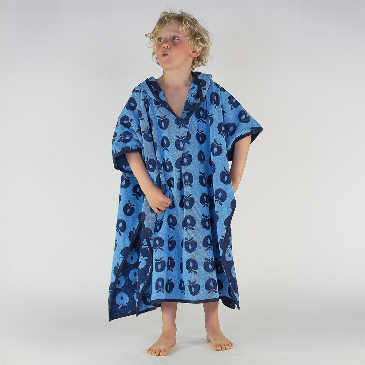 Småfolk Blue Grotto Badeponcho Til Børn Med Æbler