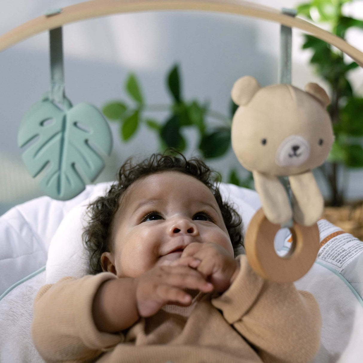 Ingenuity Grey Cosy Spot Skråstol Med Aktivitetshengeren I Tre