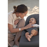 BabyBjörn Anthracite Grey Skråstol Bliss - Vævet, Blomsterbladsquilt