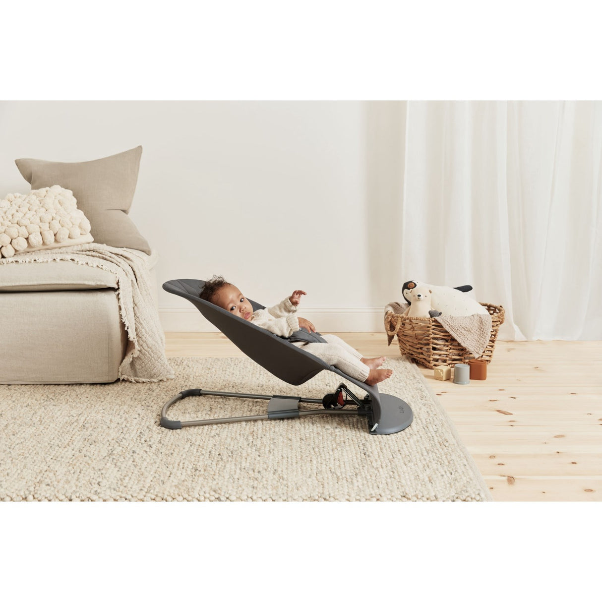 BabyBjörn Anthracite Grey Skråstol Bliss - Vævet, Blomsterbladsquilt