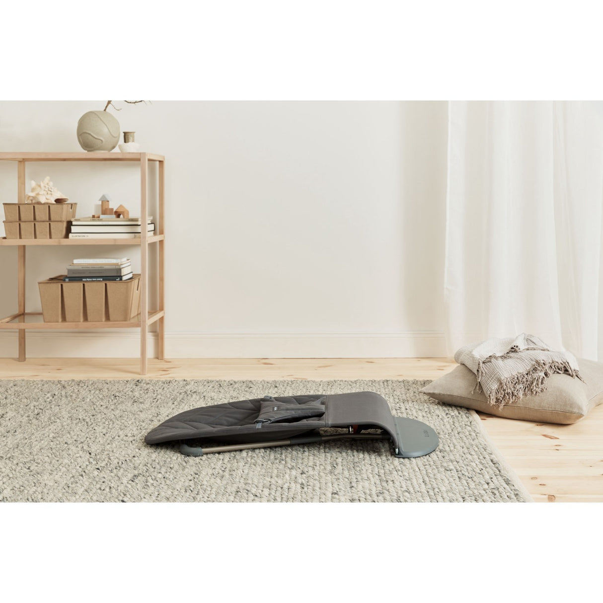 BabyBjörn Anthracite Grey Skråstol Bliss - Vævet, Blomsterbladsquilt