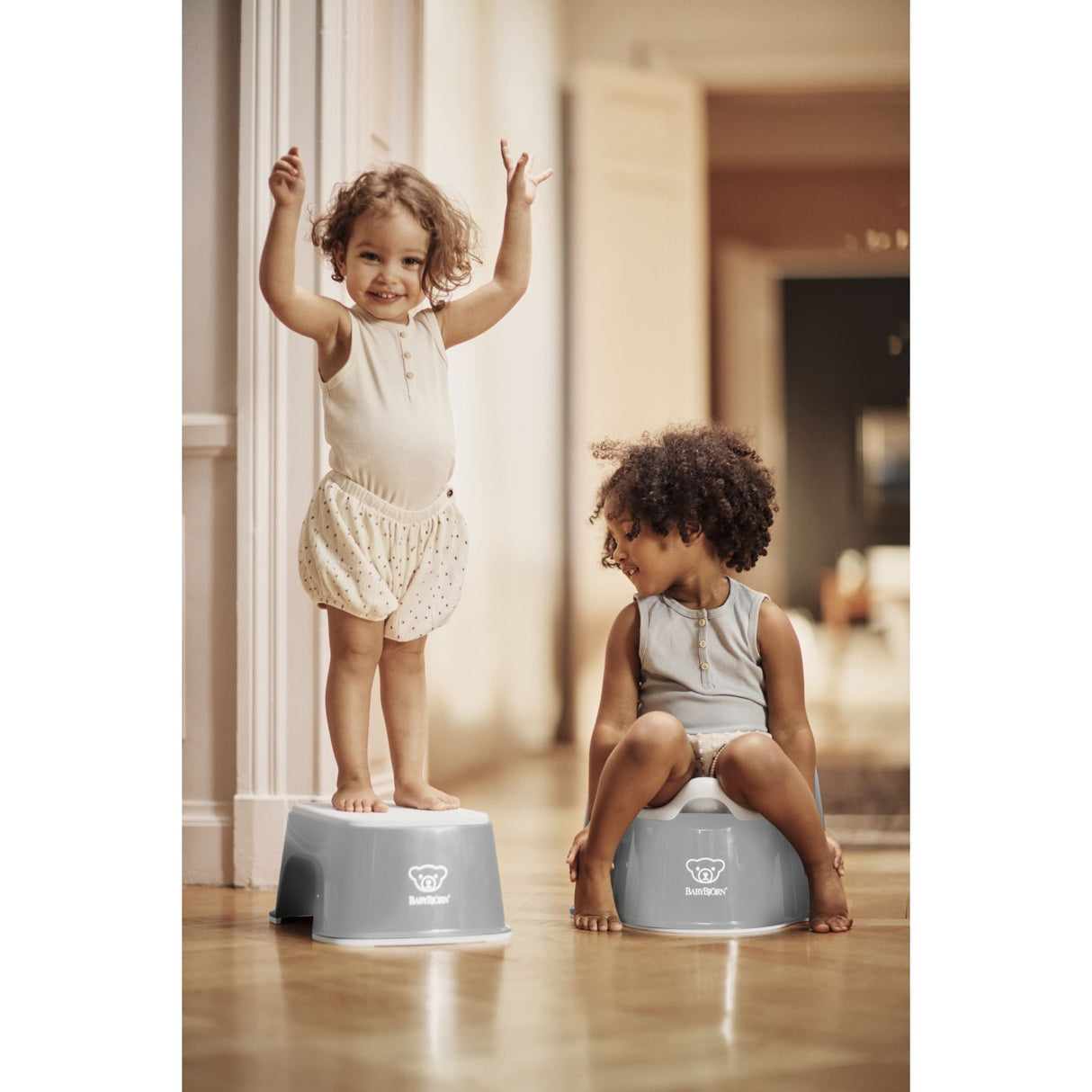 BabyBjörn Grey/White Børnetaburet