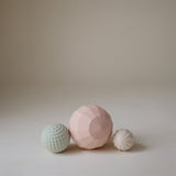Mushie Blush ​​Nesting Spheres Sensory Leketøy