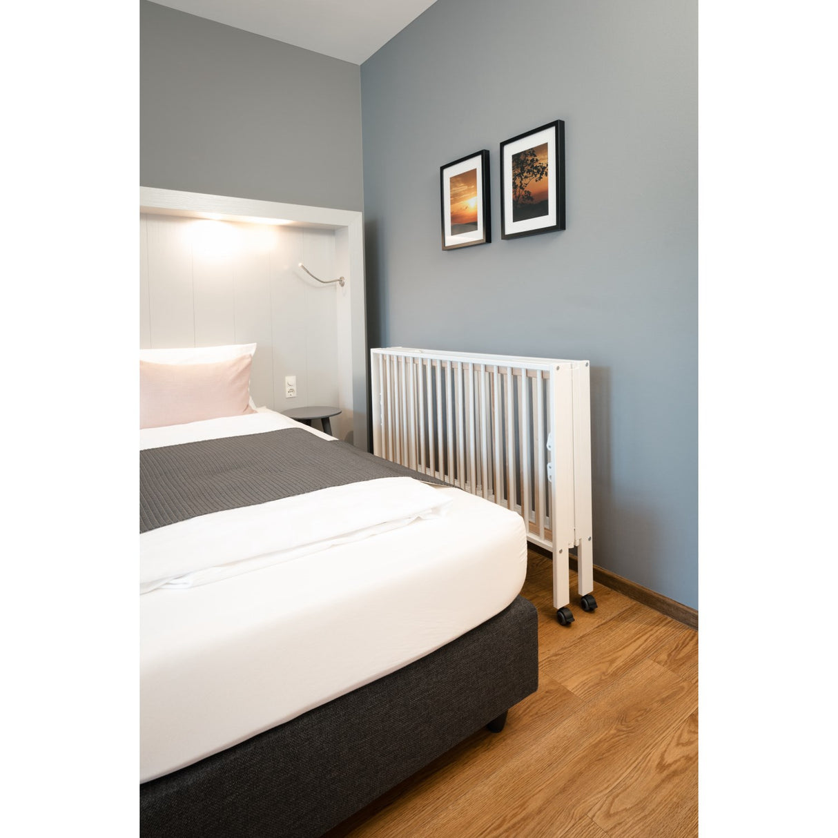 tiSsi® White Laquer Jori Sammenklappelig Seng Massiv Bøk