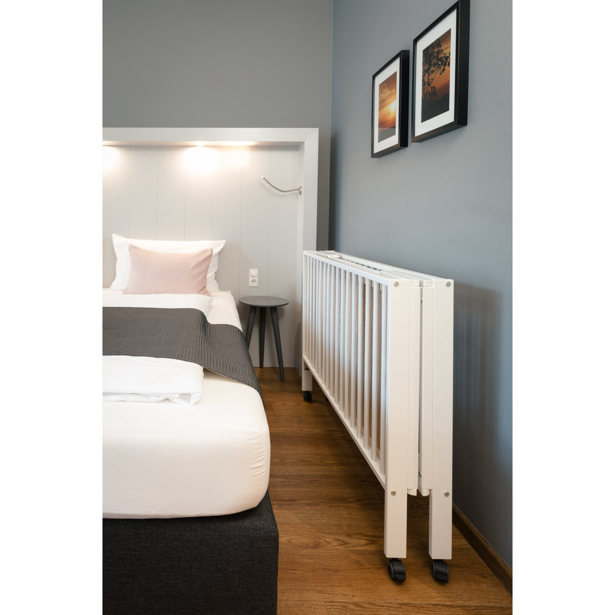 tiSsi® White Laquer Jori Sammenklappelig Seng Massiv Bøk