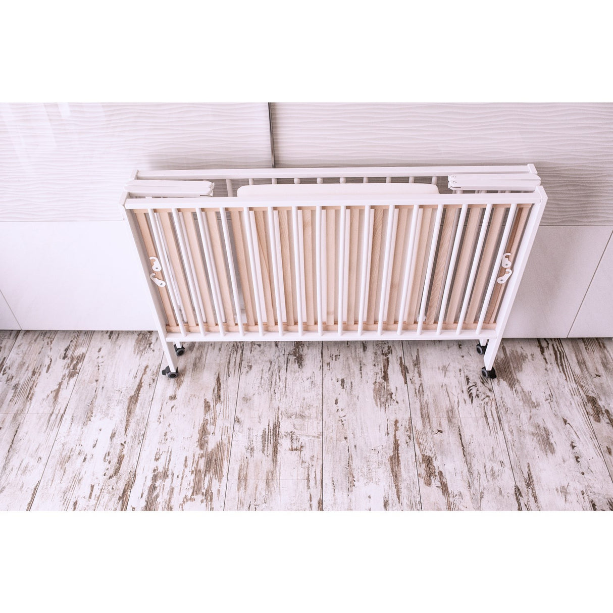 tiSsi® White Laquer Jori Sammenklappelig Seng Massiv Bøk