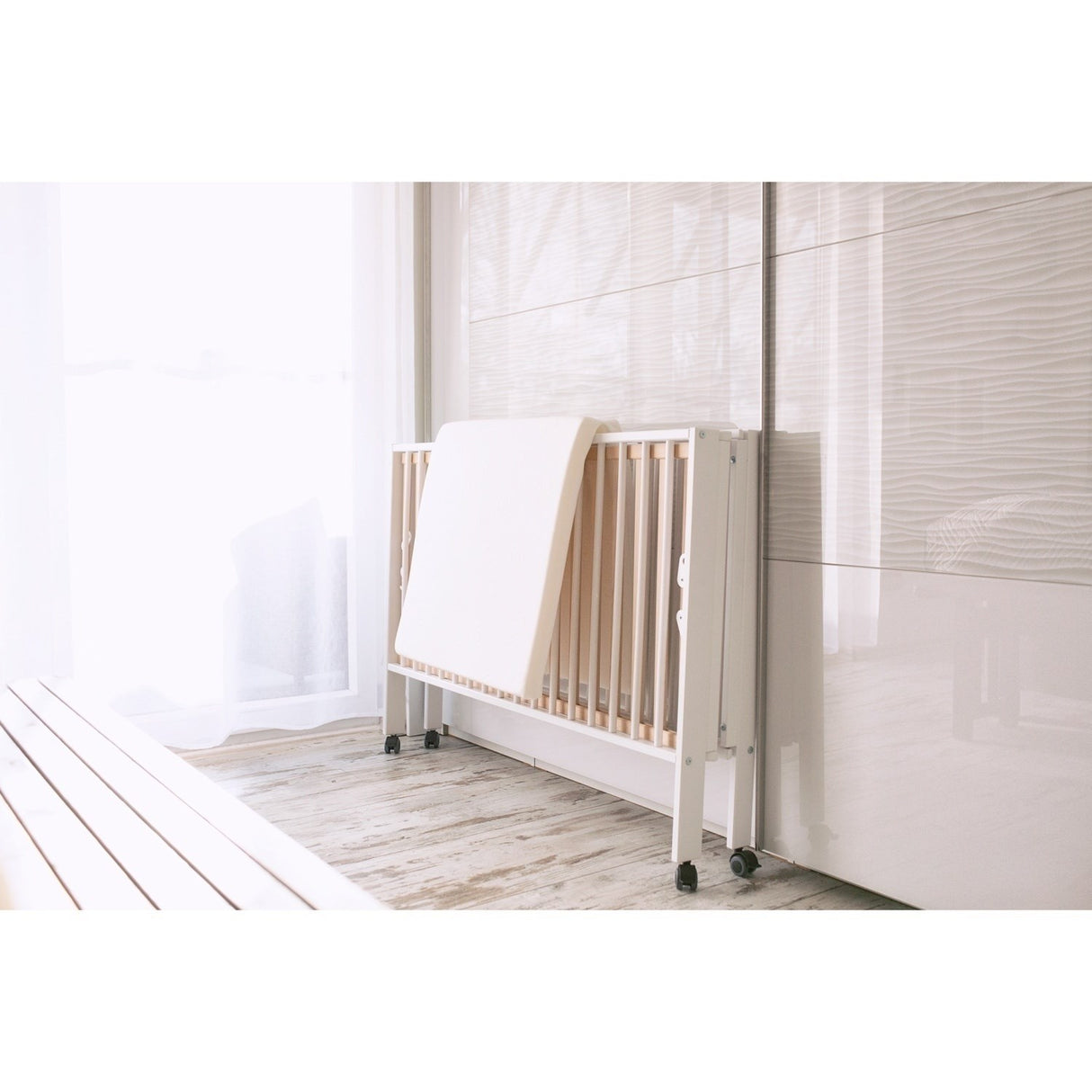 tiSsi® White Laquer Jori Sammenklappelig Seng Massiv Bøk