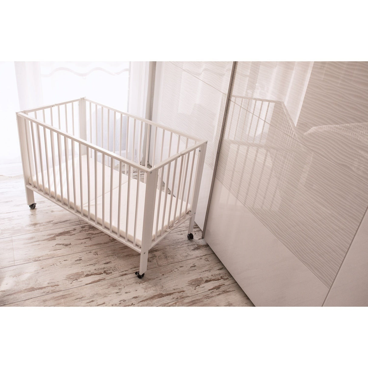tiSsi® White Laquer Jori Sammenklappelig Seng Massiv Bøk