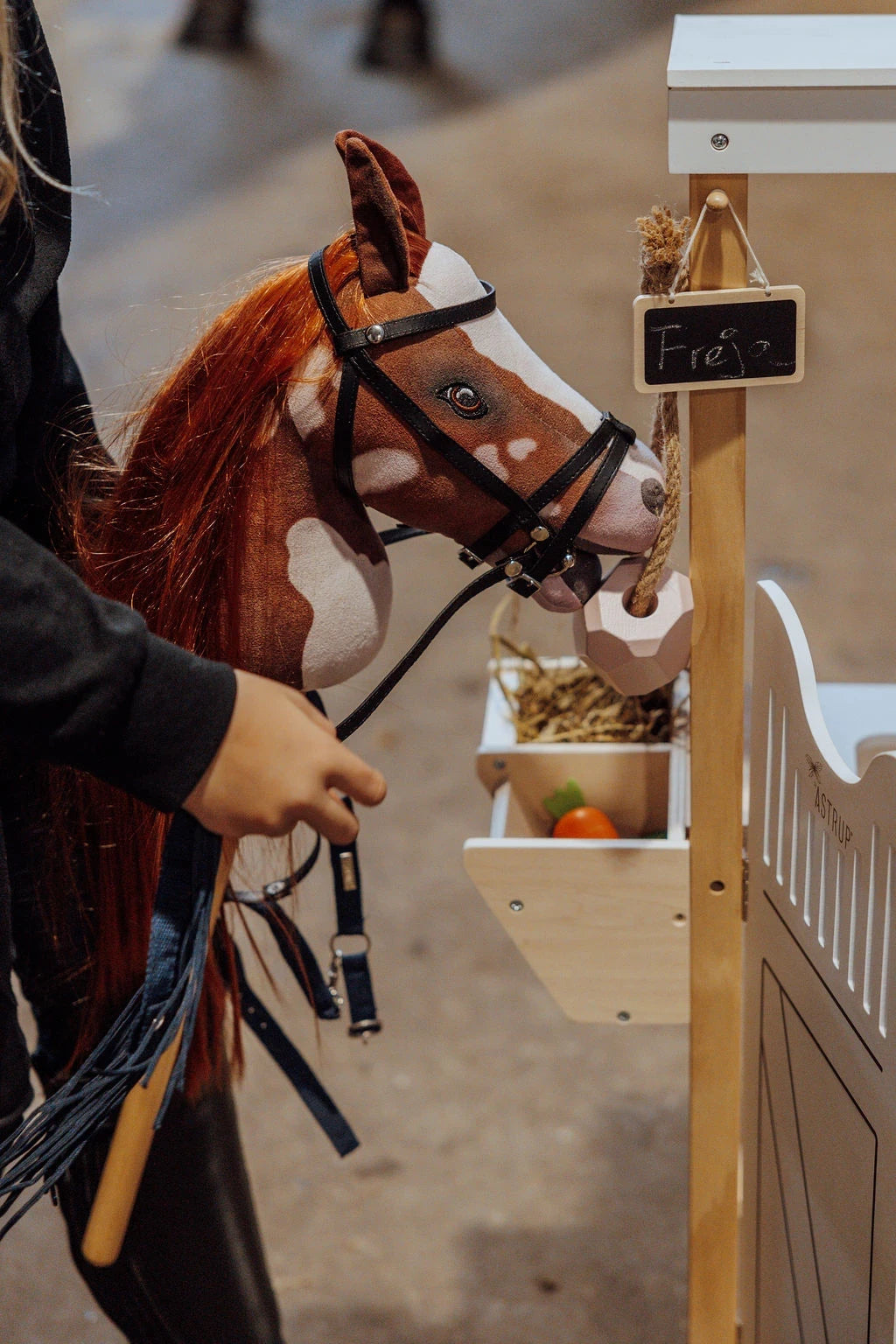 av Astrup Kjepphest, Coco, Rødbrun/Hvit