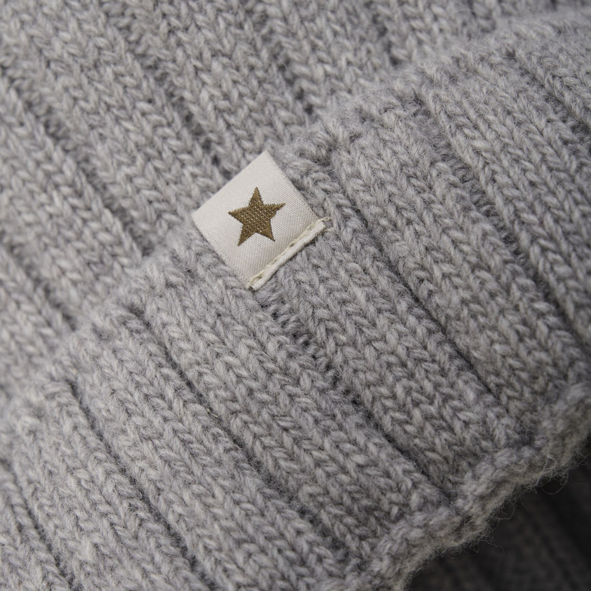 Huttelihut Medium Grey Melange Lue Strikk Alpaca Pompom