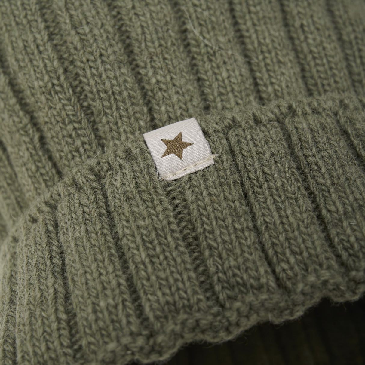 Huttelihut Beetle Lue Strikk Alpaca Pompom