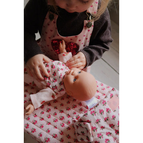 Konges Sløjd Rosie Rose Dukke Nursery Sett