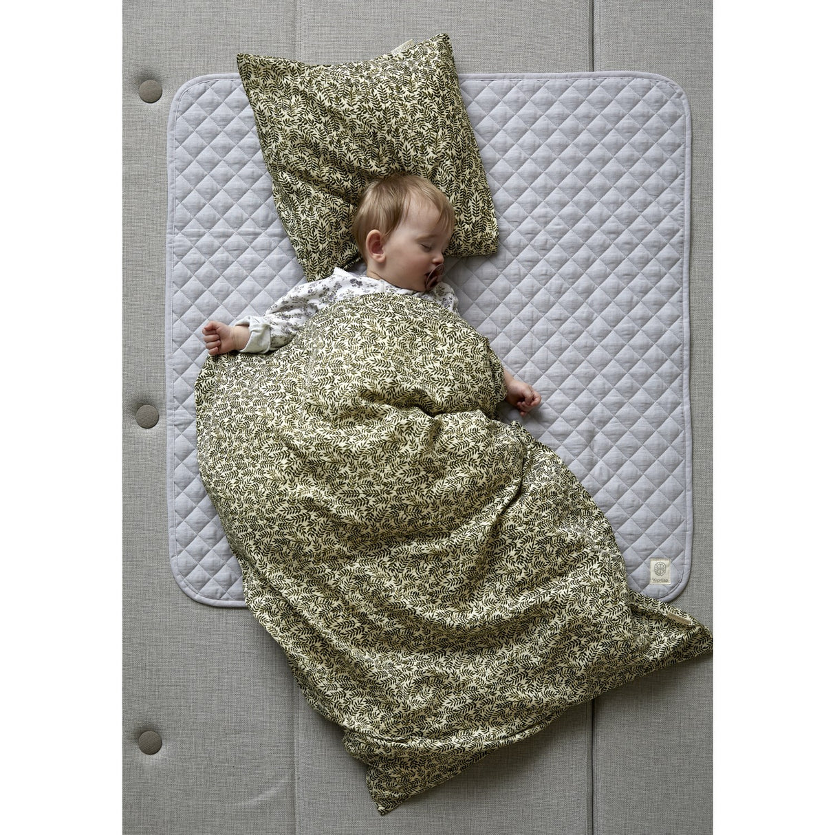 by KlipKlap Jungle Laurel Leaf Sengetøy