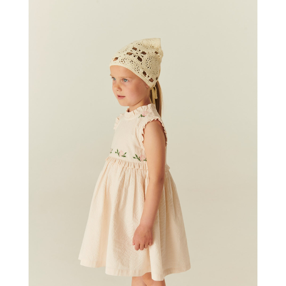 COPENHAGEN COLORS Dusty Rose W Cream Stripe Seersucker Kjole W. Ruffles Og Emb.