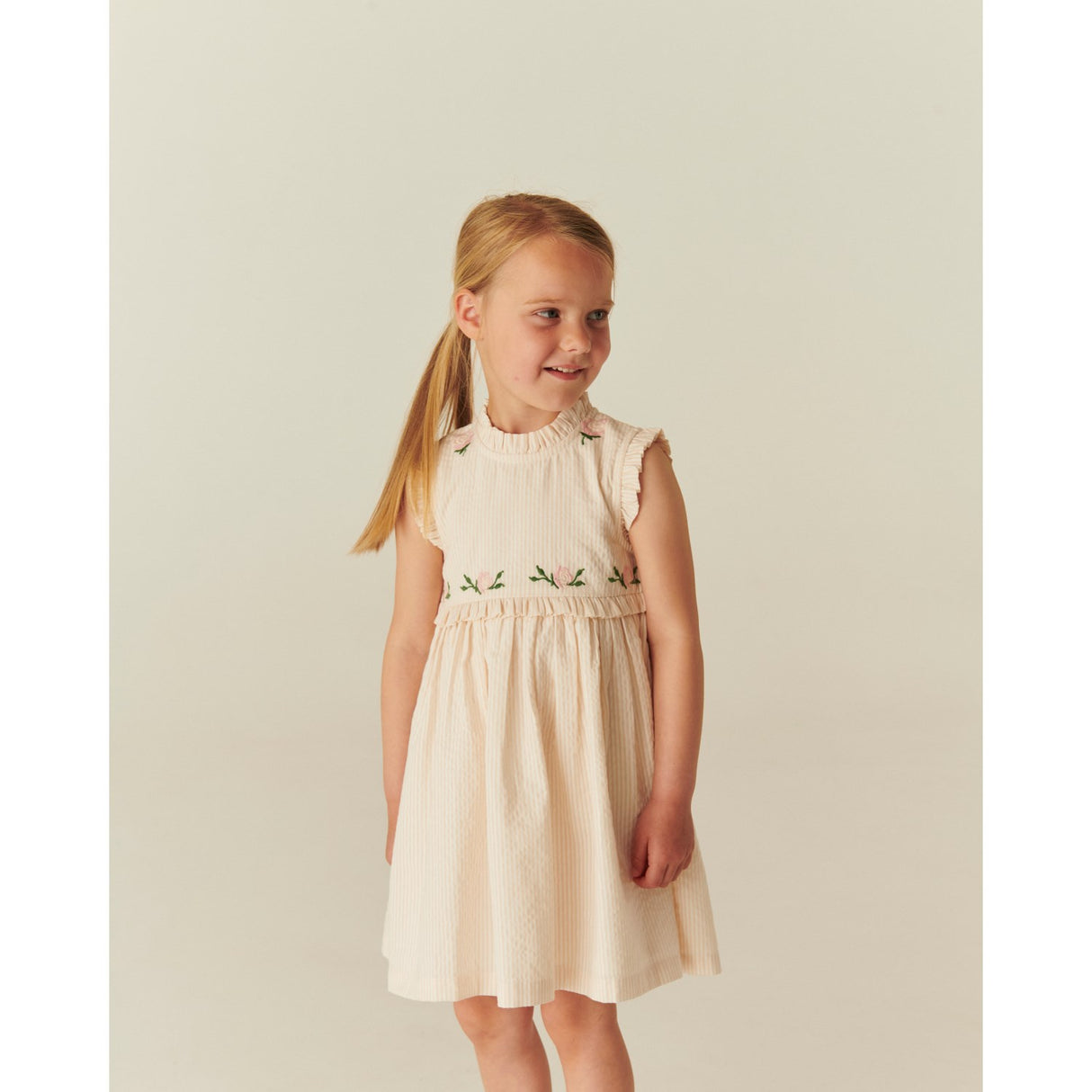 COPENHAGEN COLORS Dusty Rose W Cream Stripe Seersucker Kjole W. Ruffles Og Emb.