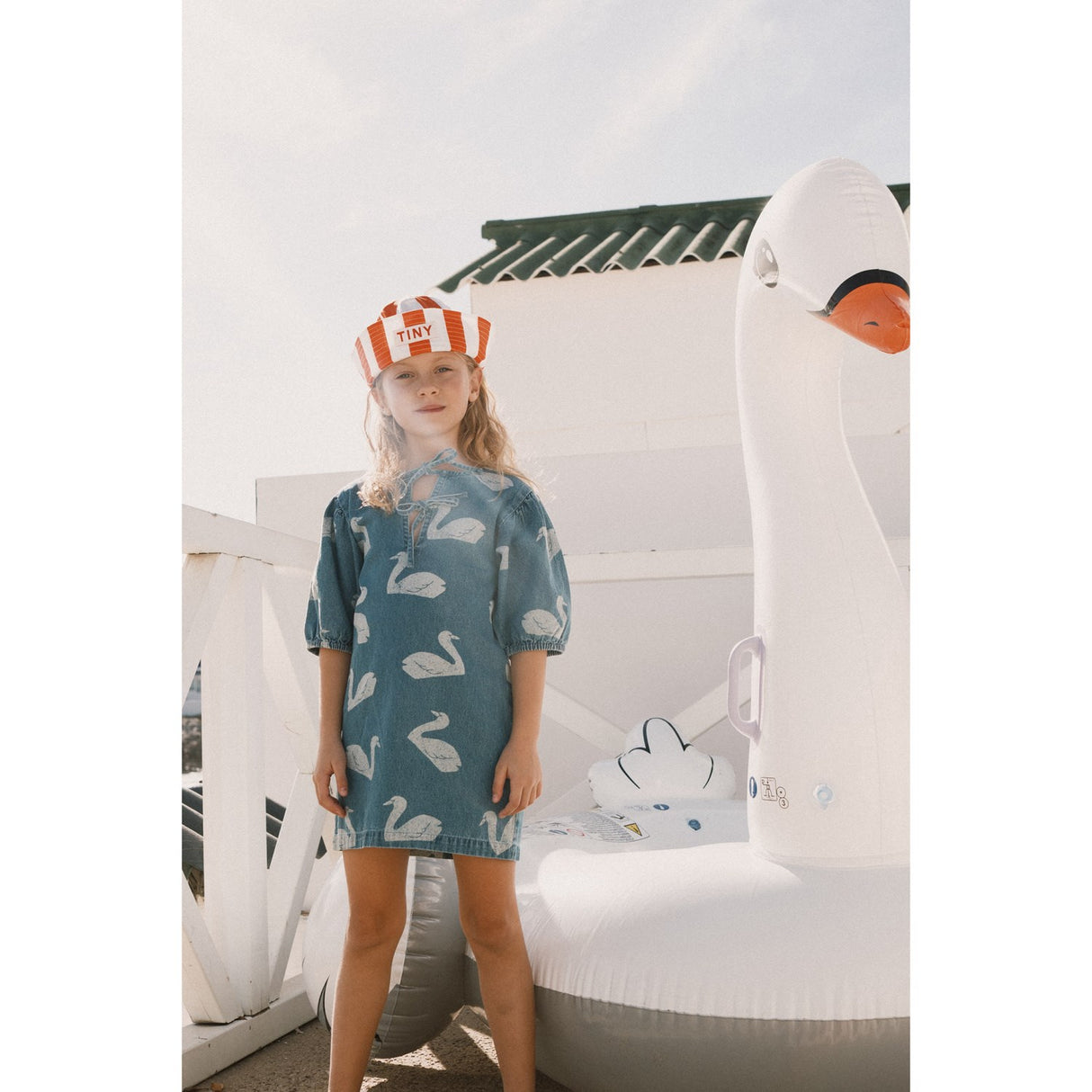 TinyCottons Medium Wash Denim Big Swans Kjole