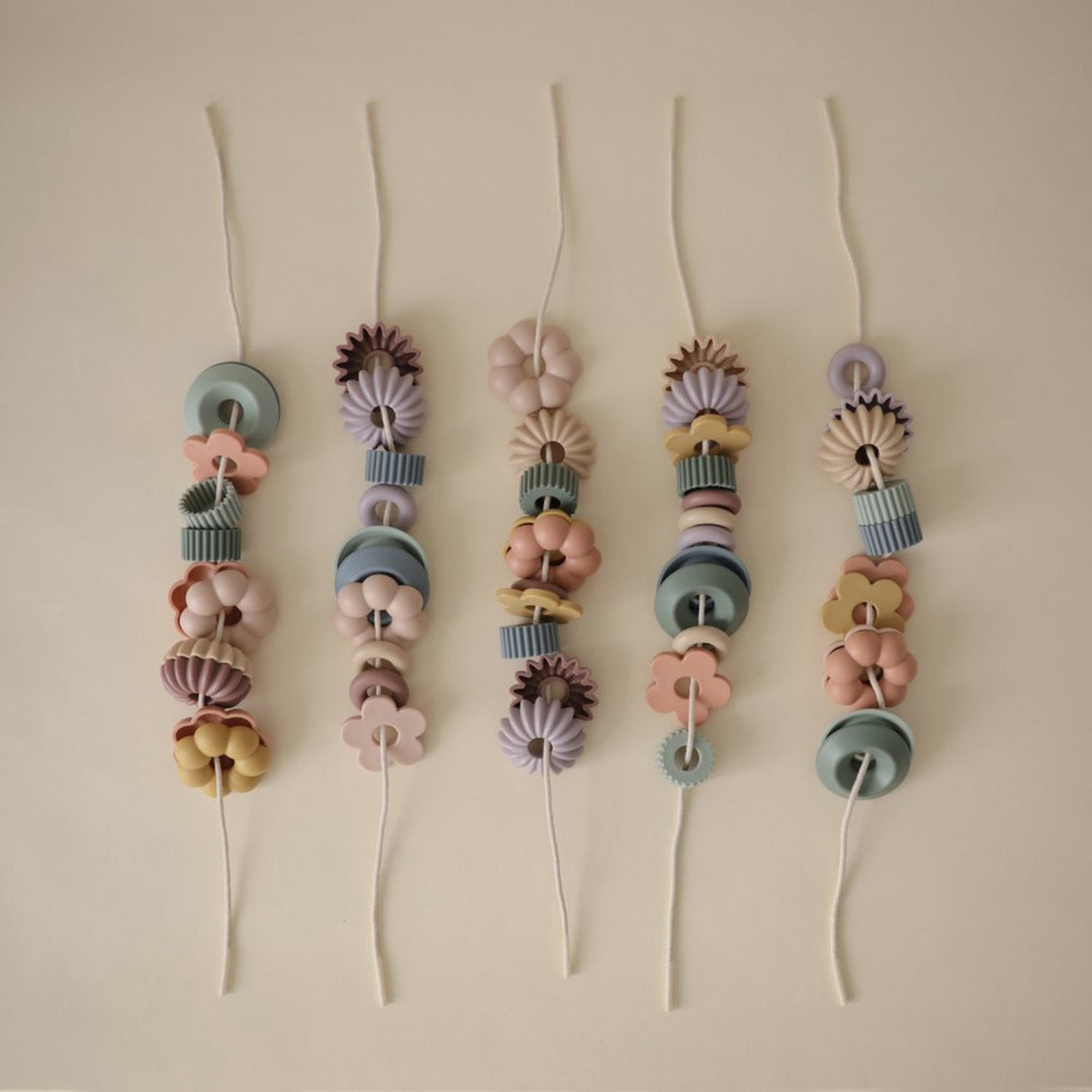 Mushie Multi Mushie Bead Lacing Leketøy Sett