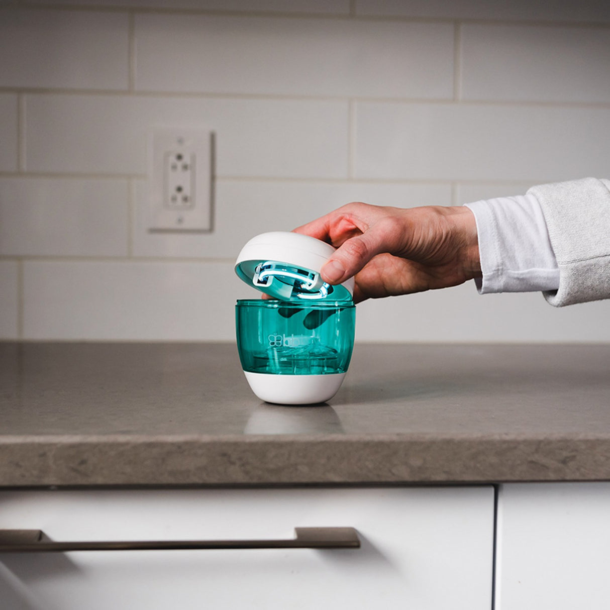 bblüv White/Aqua Portable Sterilizer