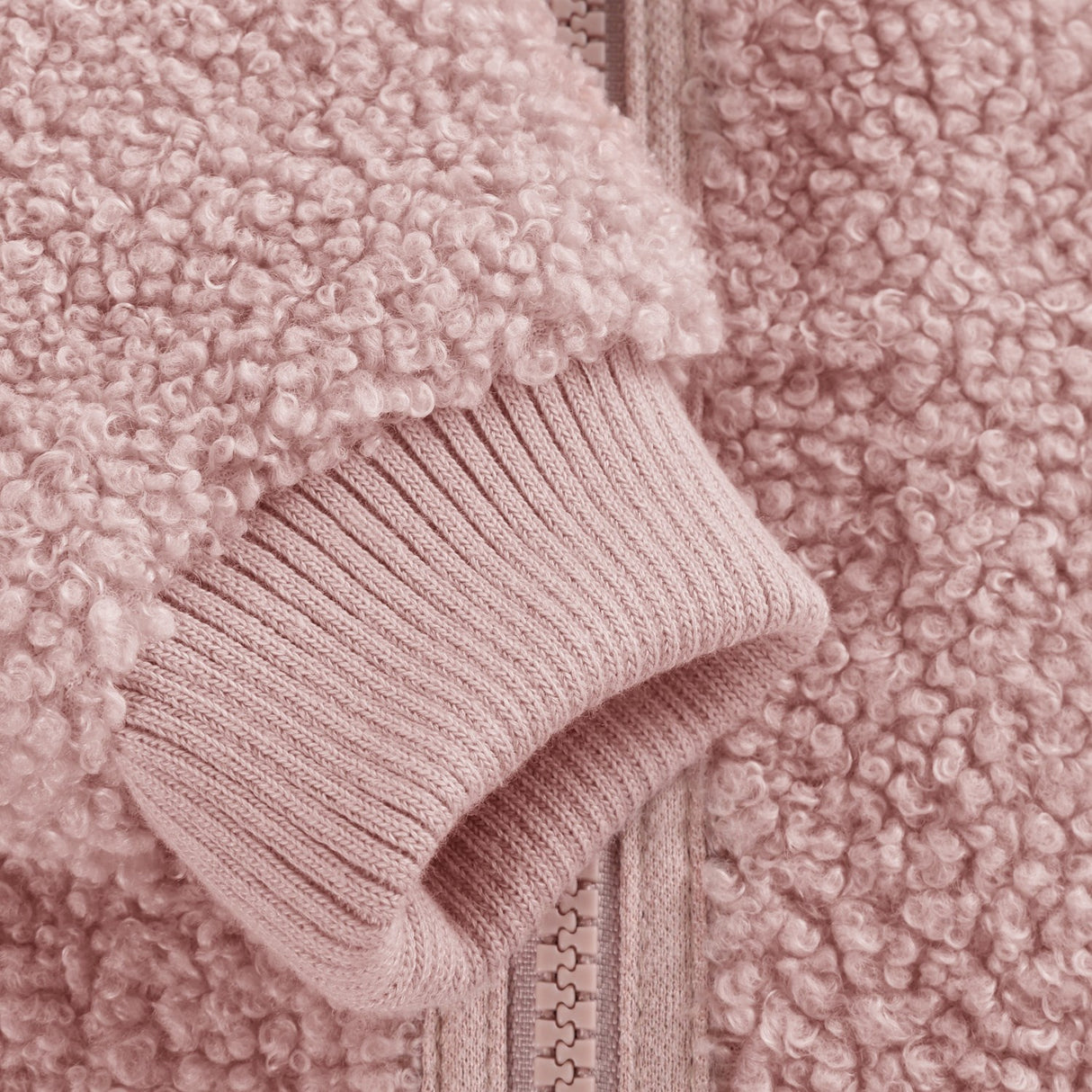En Fant Adobe Rose Drakt Teddybjørn