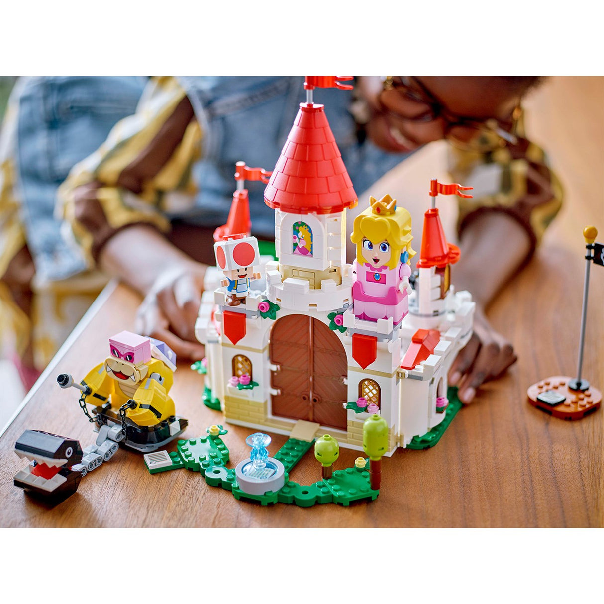 LEGO® Super Mario Kamp mot Roy på Peach's Castle