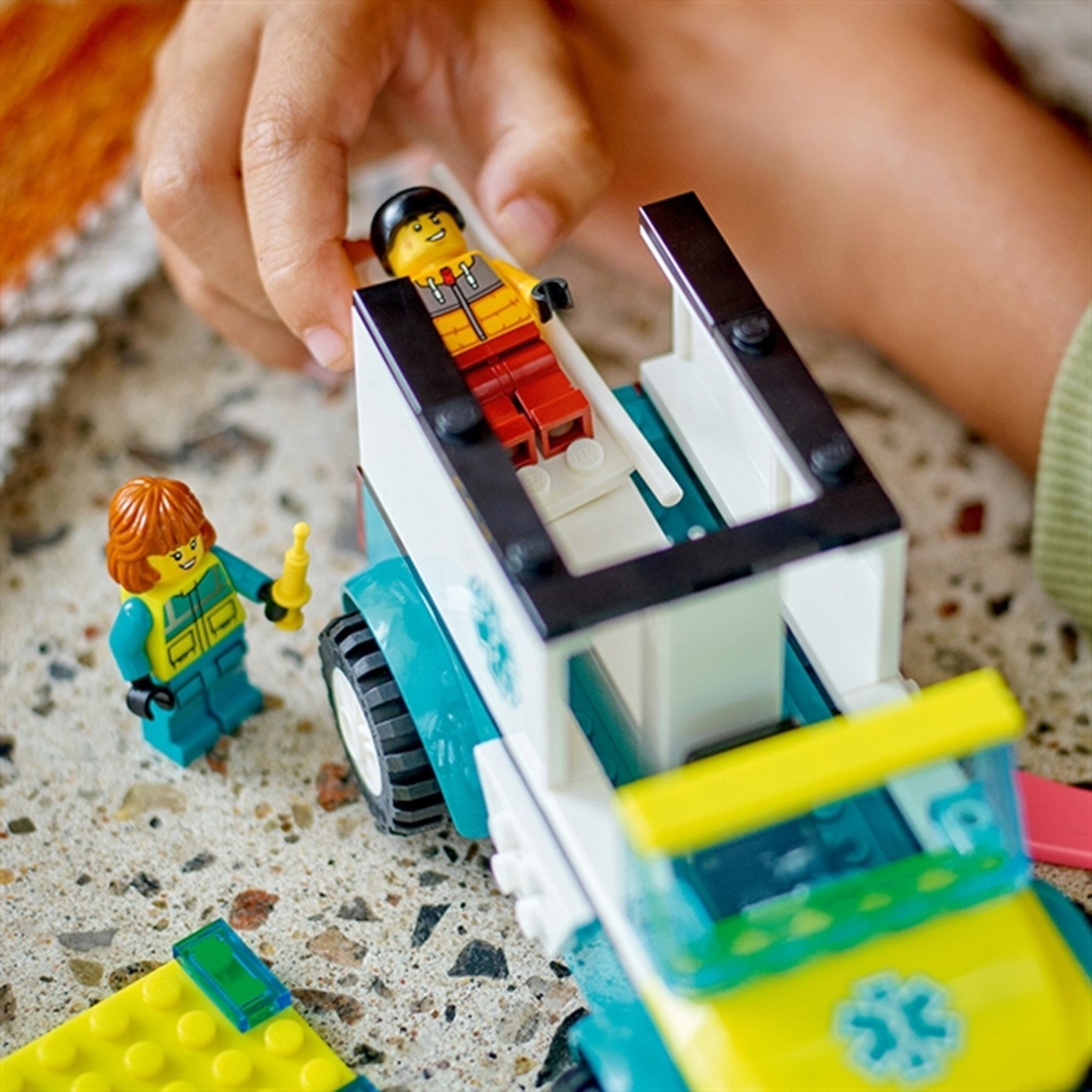 LEGO® City Ambulanse og Snøbrettkjører 3