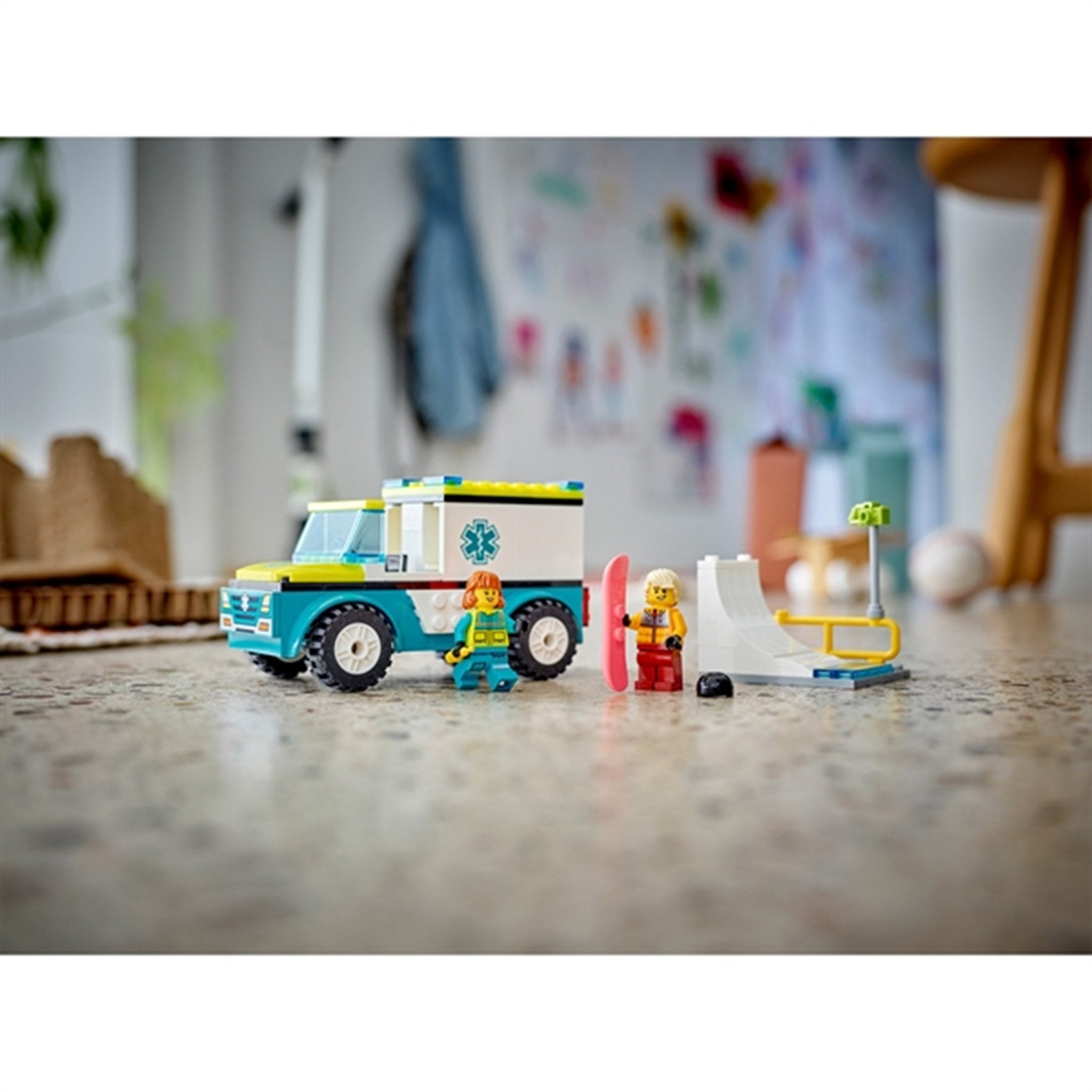 LEGO® City Ambulanse og Snøbrettkjører 5