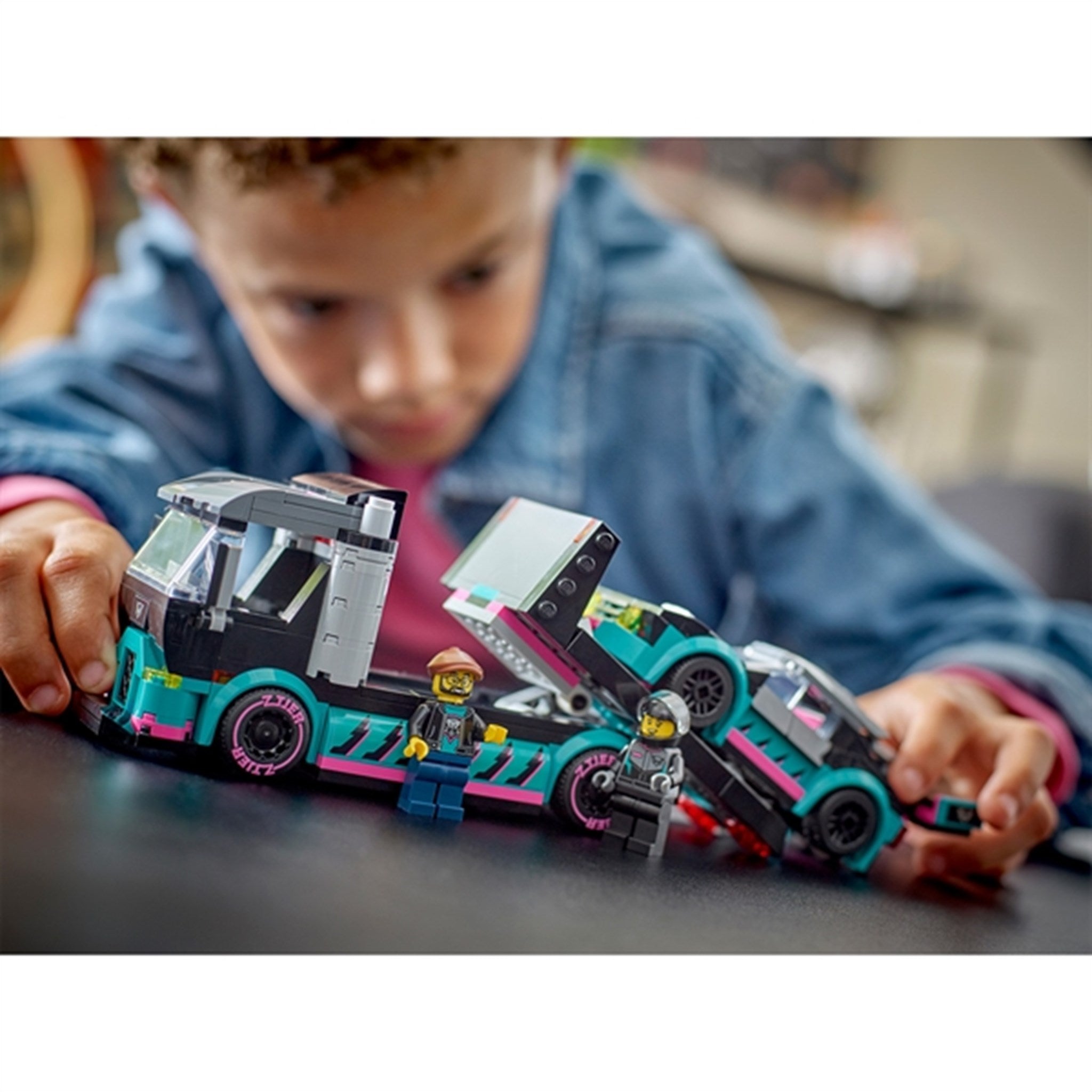 LEGO® City Racerbil og Transporttrailer 2