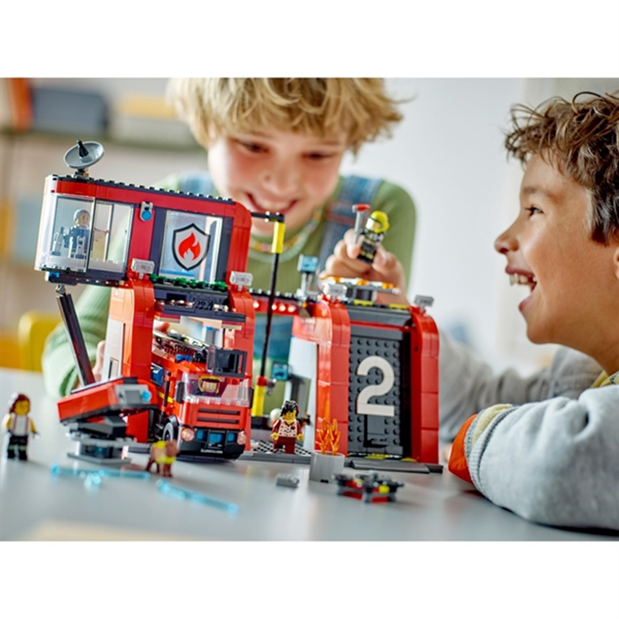 LEGO® City Brannstasjon med Brannbil 2