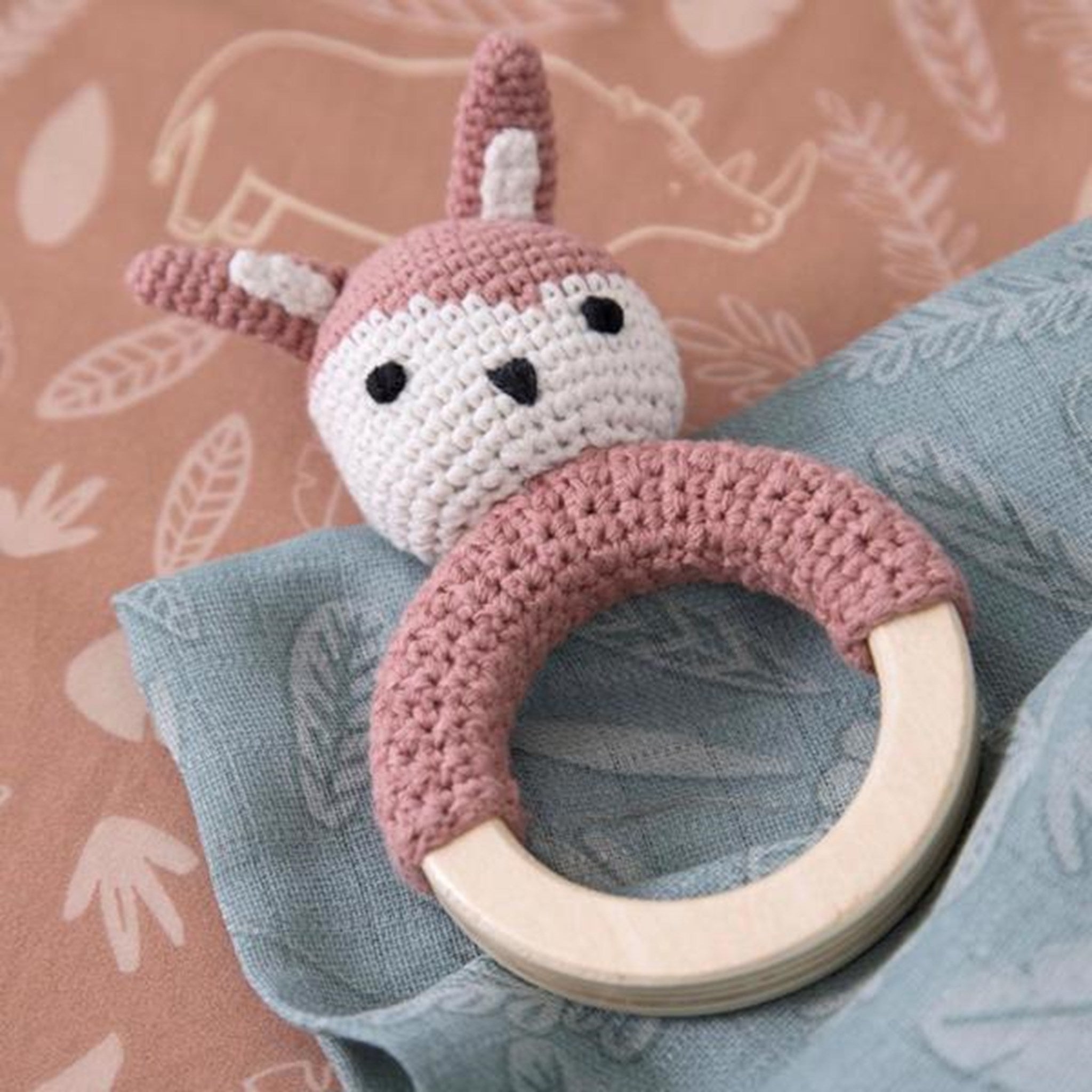Sebra Knitted Rattle Bunny Siggy Blossom Pink 2