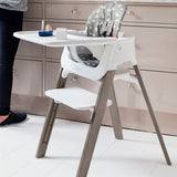 Stokke® Steps™ Chair White Hazy Grey Inkl. Bouncer i White Deep Grey 2